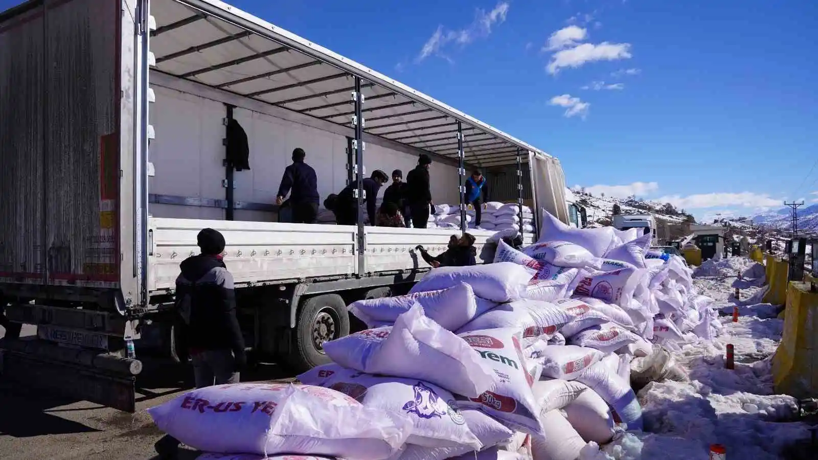 Muş Valiliğinden depremzede besicilere 250 ton yem desteği
