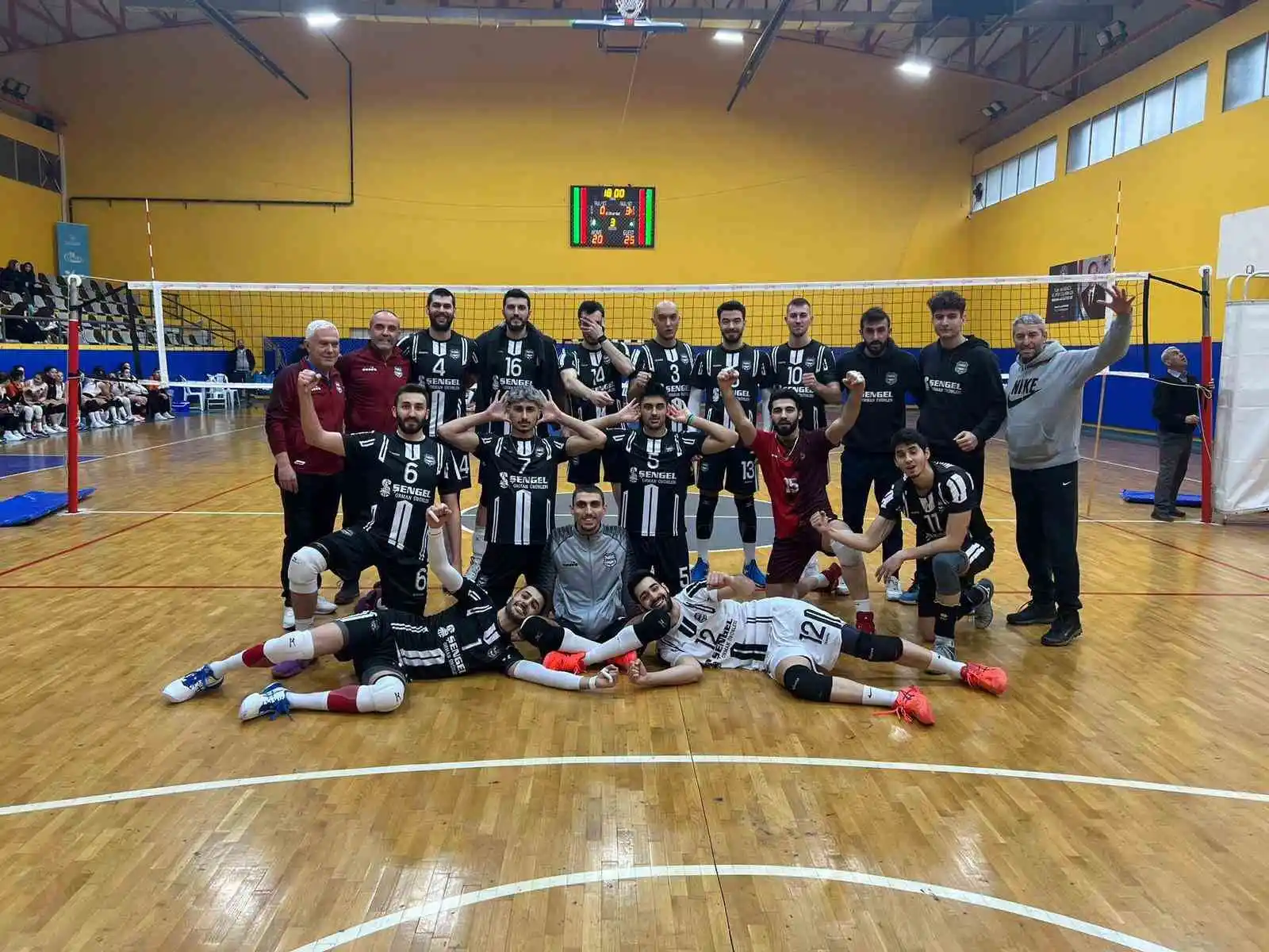 Nazilli Belediyespor Voleybol Takımı Arkasspor'u 3-0 mağlup etti
