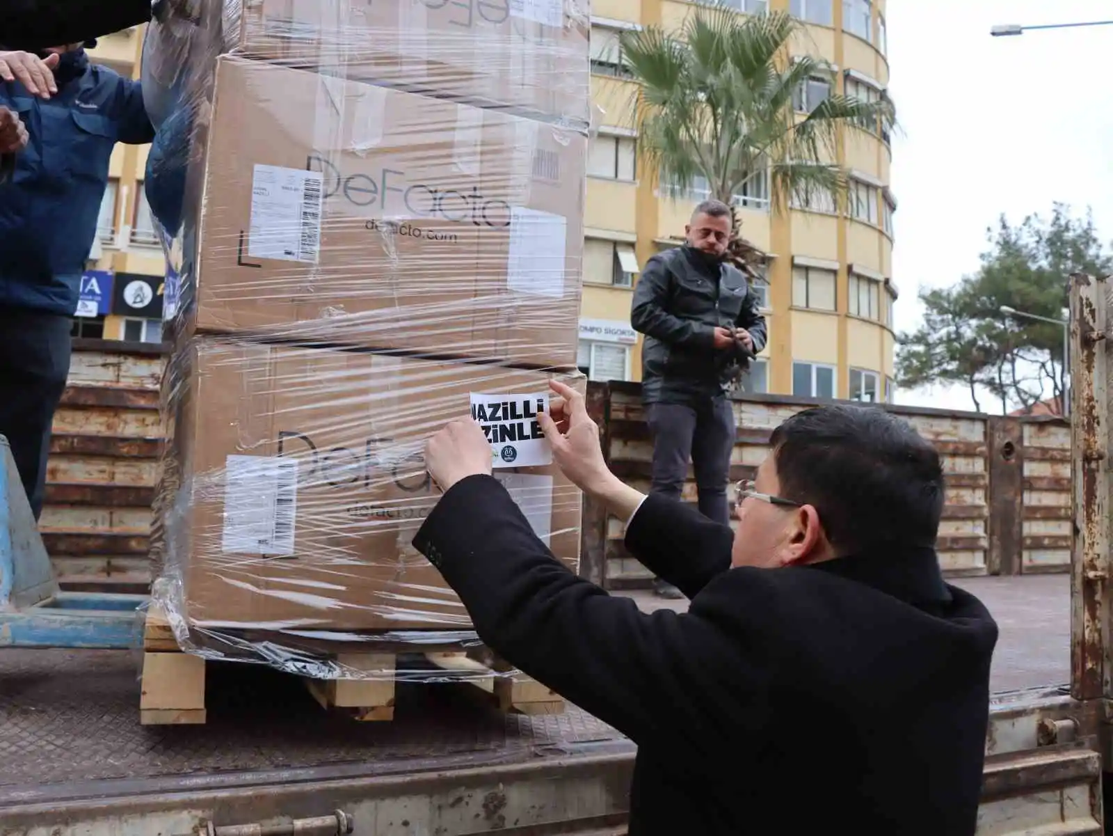 Nazilli’de 5 tır ve 2 kamyon dolusu yardım malzemesi toplandı
