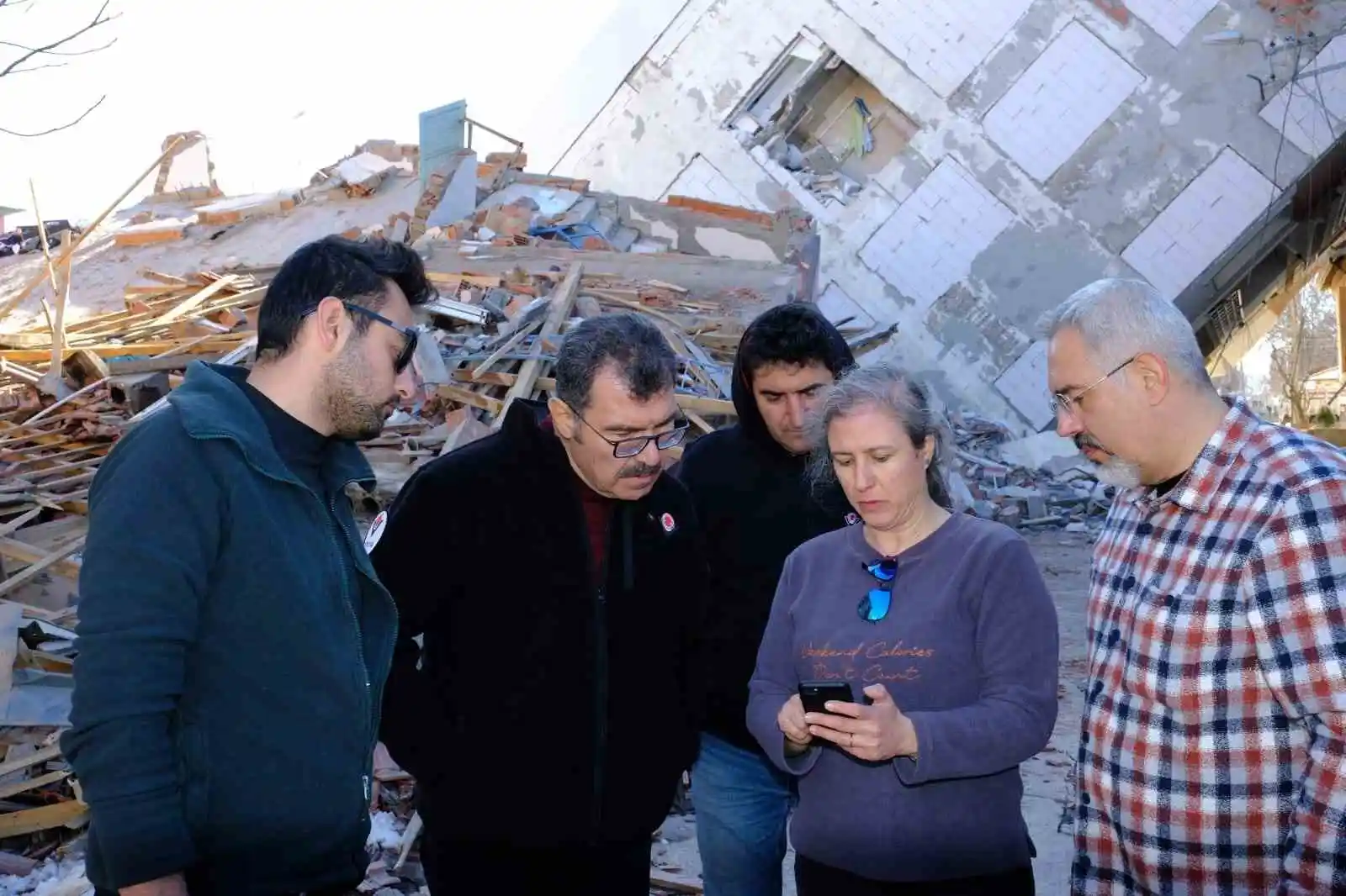 NEVÜ akademisyenleri deprem bölgesinde yapısal hasarları inceliyor
