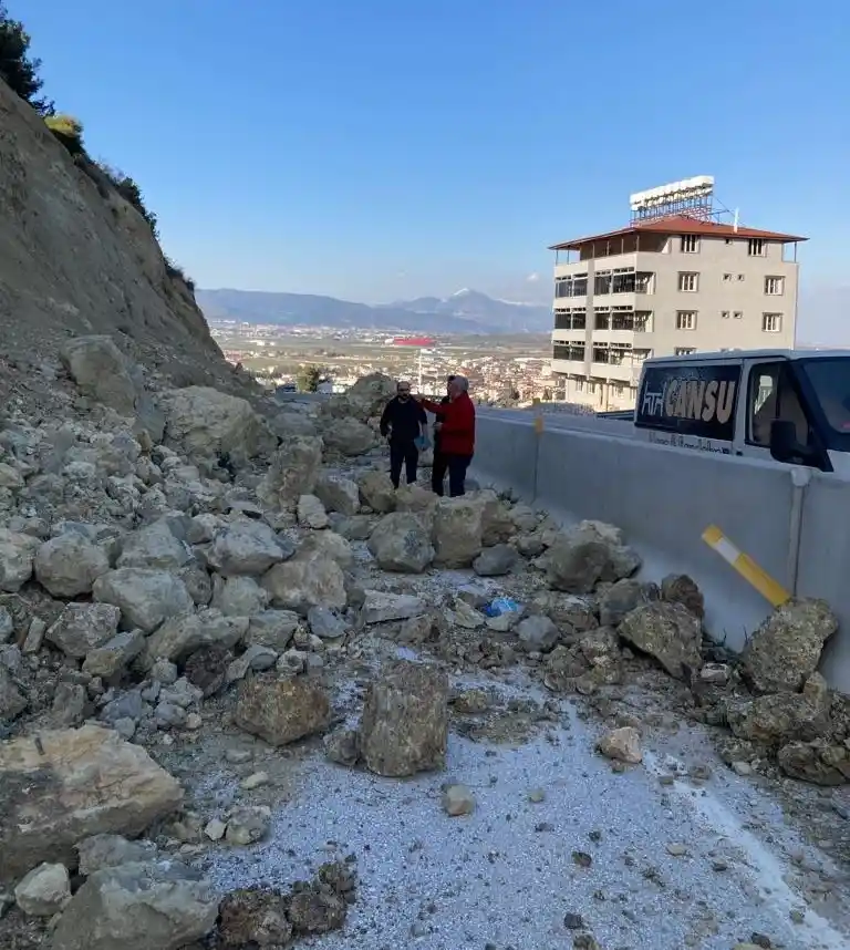 NEVÜ akademisyenleri deprem bölgesinde yapısal hasarları inceliyor
