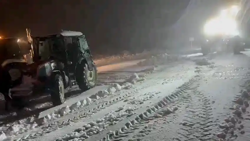 Nişan töreni dönüşü kar yağışına hazırlıksız yakalananlara belediye ekipleri ulaştı
