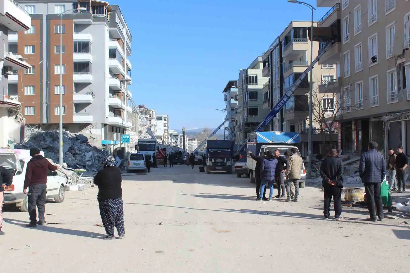 Nurdağı'ndaki depremzedeler yarım kalan hayalleriyle ilçeyi terk ediyor
