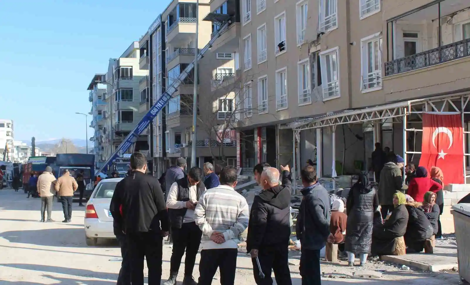 Nurdağı’ndaki depremzedeler yarım kalan hayalleriyle ilçeyi terk ediyor
