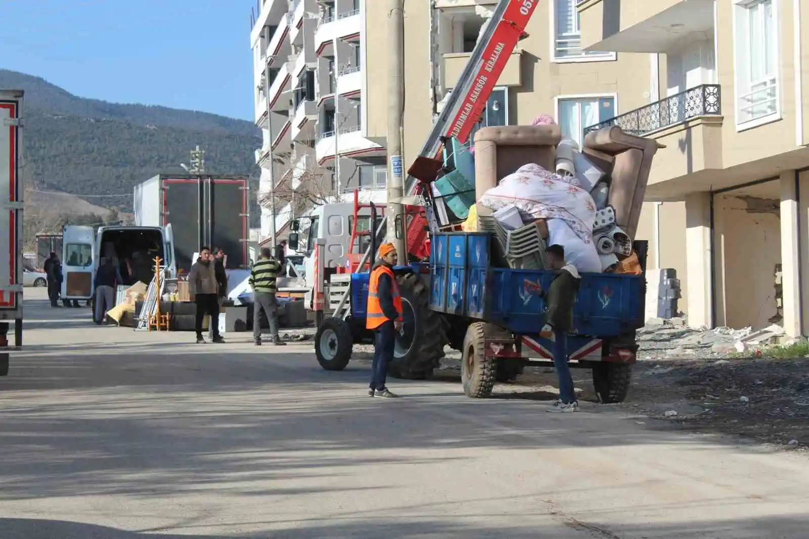 Nurdağı’ndaki depremzedeler yarım kalan hayalleriyle ilçeyi terk ediyor
