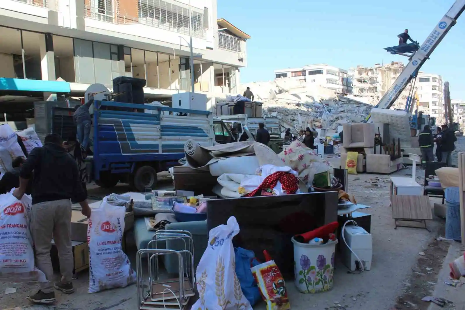 Nurdağı’ndaki depremzedeler yarım kalan hayalleriyle ilçeyi terk ediyor
