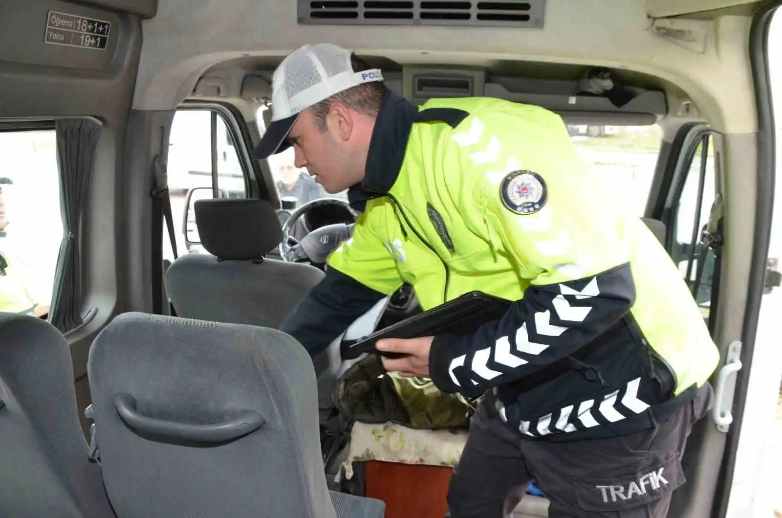 Okul çevrelerinde yapılan denetimde göz açtırılmadı
