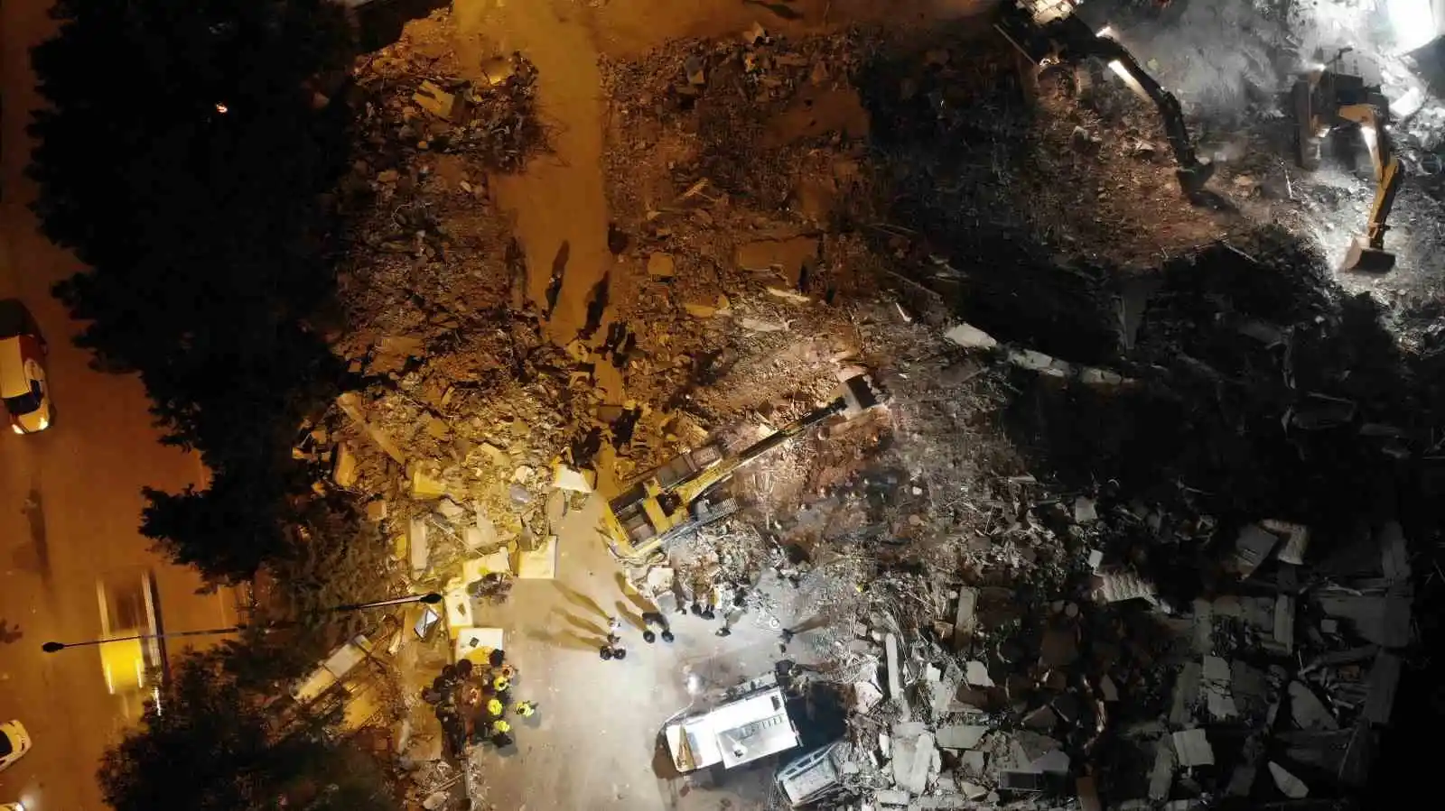 Otel enkazındaki arama çalışmaları gece gündüz demeden devam ediyor
