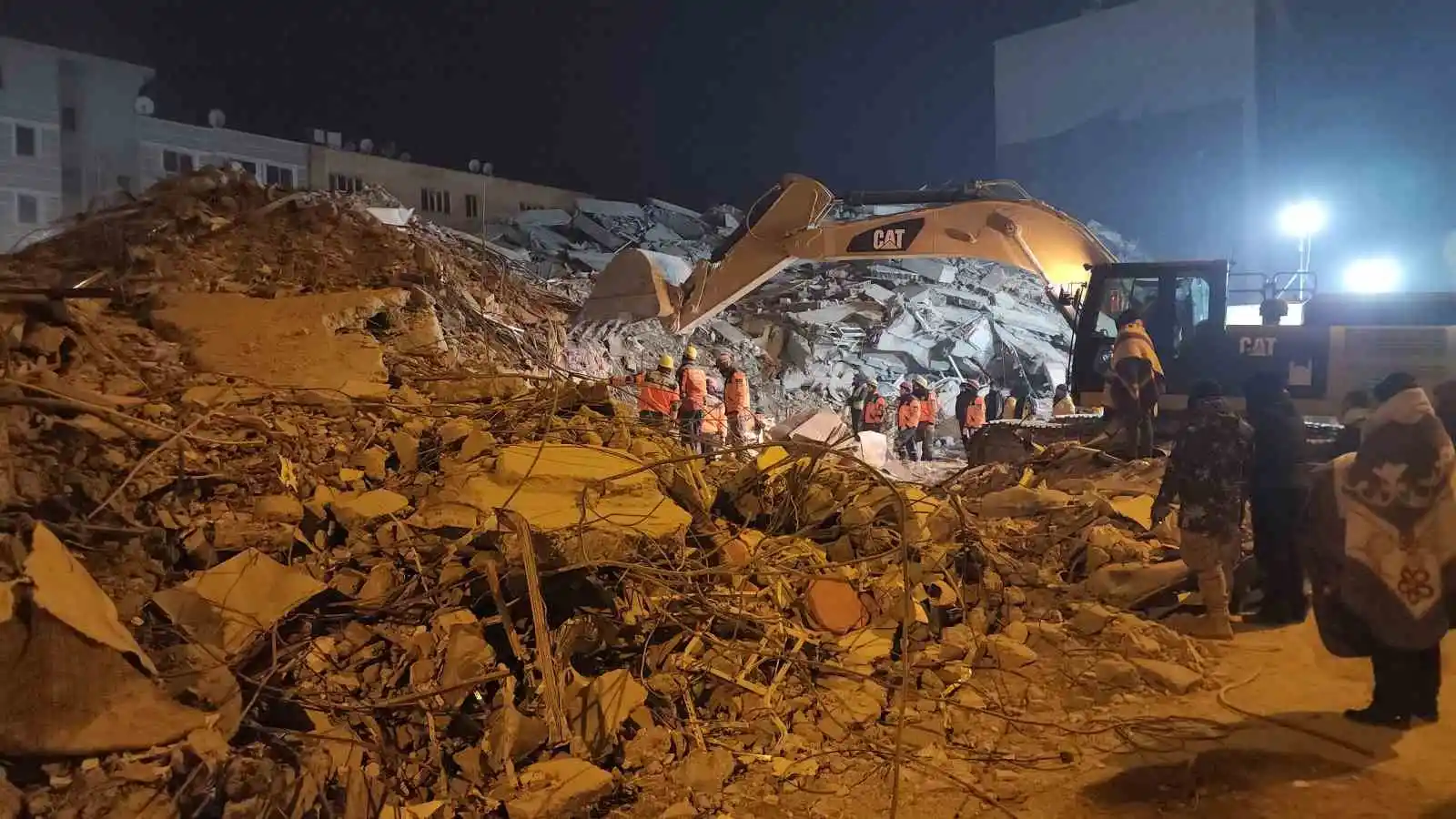 Otel enkazındaki arama çalışmaları gece gündüz demeden devam ediyor
