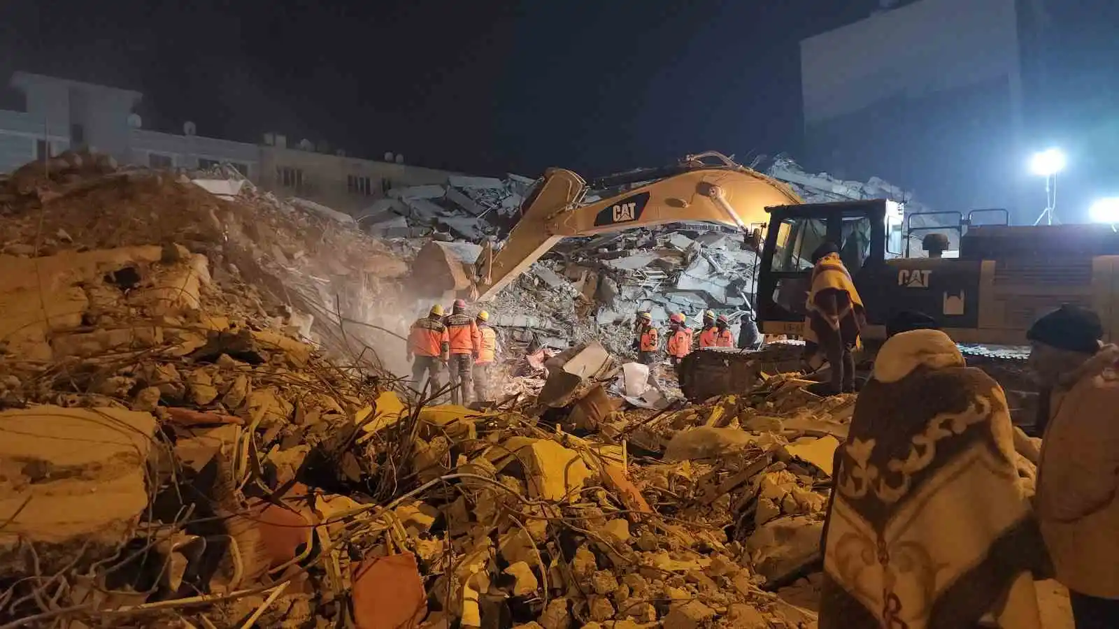 Otel enkazındaki arama çalışmaları gece gündüz demeden devam ediyor
