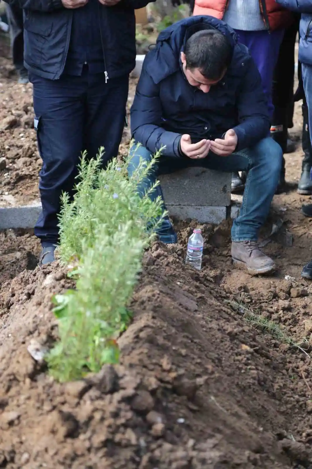 Polis memuru görevli olduğu için kurtuldu, tüm ailesini kaybetti
