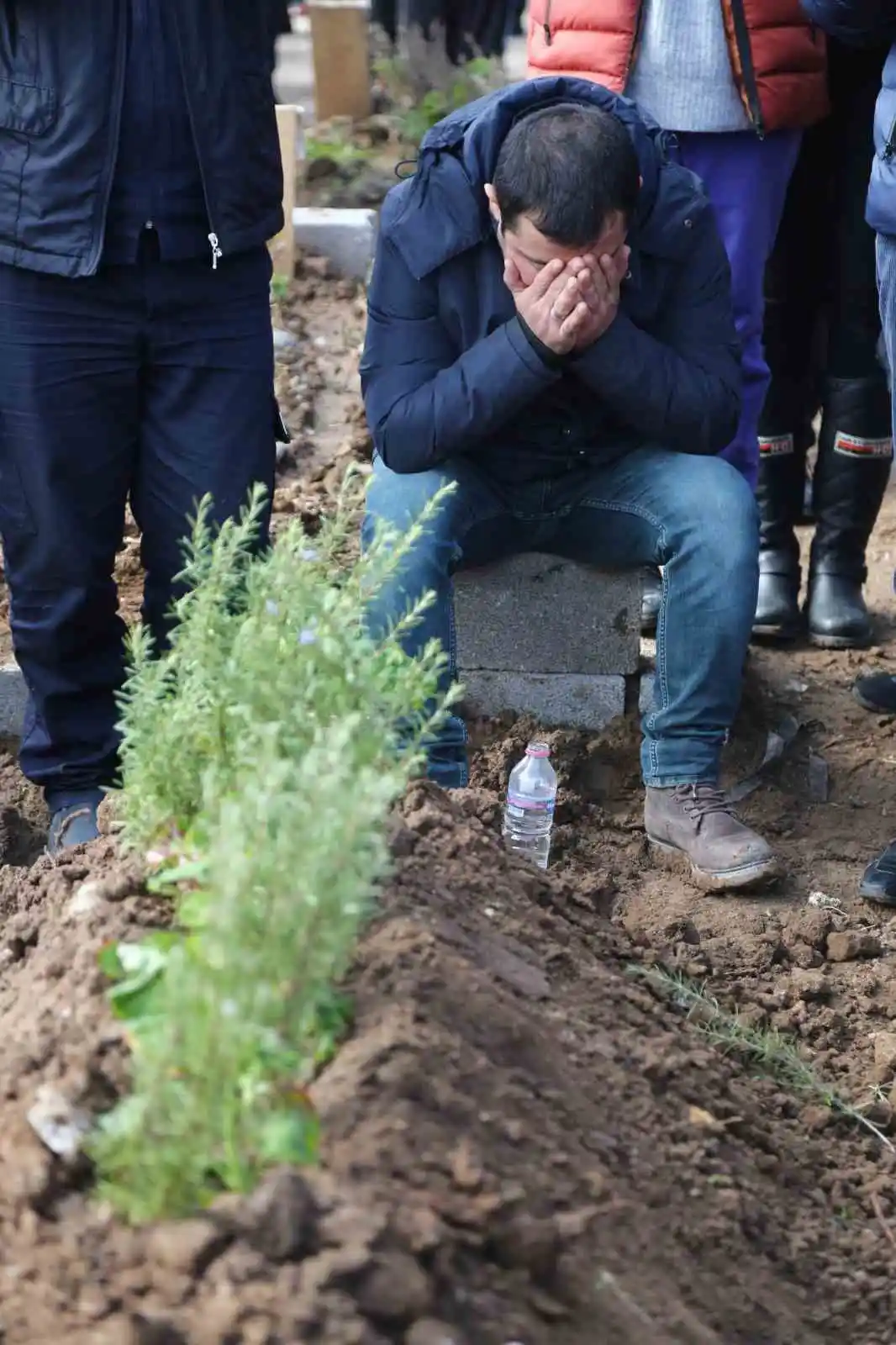 Polis memuru görevli olduğu için kurtuldu, tüm ailesini kaybetti
