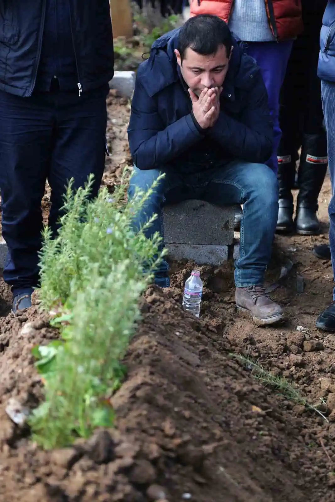 Polis memuru görevli olduğu için kurtuldu, tüm ailesini kaybetti
