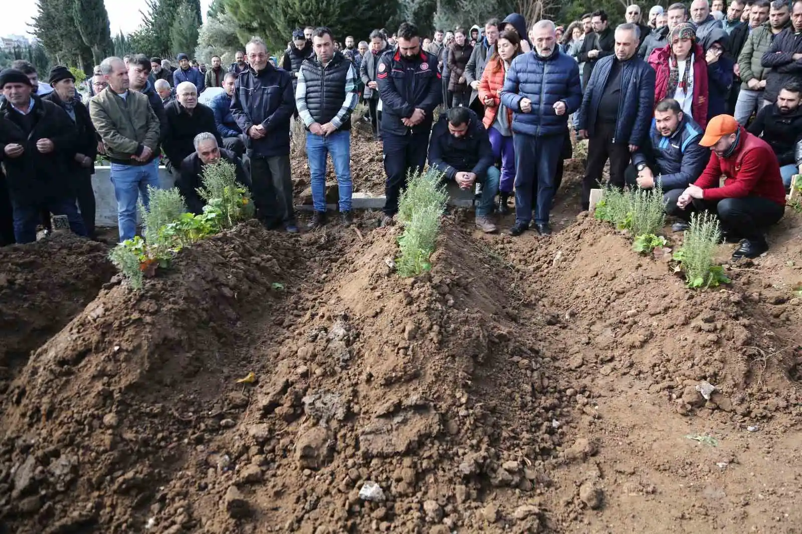 Polis memuru görevli olduğu için kurtuldu, tüm ailesini kaybetti
