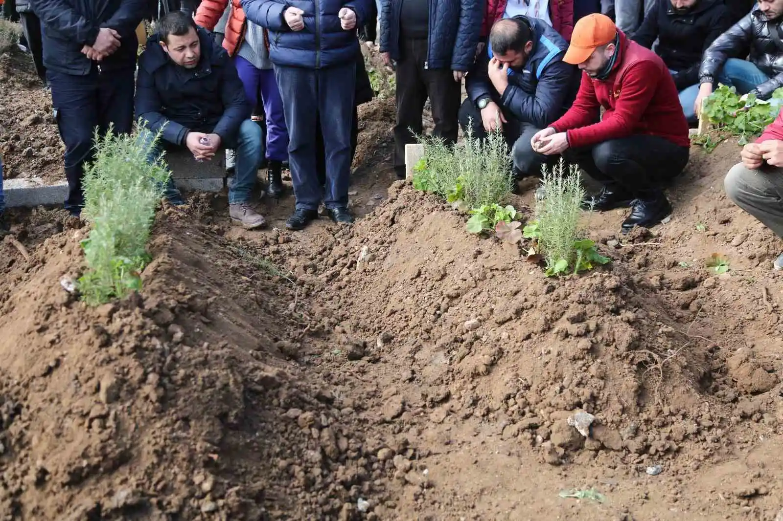 Polis memuru görevli olduğu için kurtuldu, tüm ailesini kaybetti
