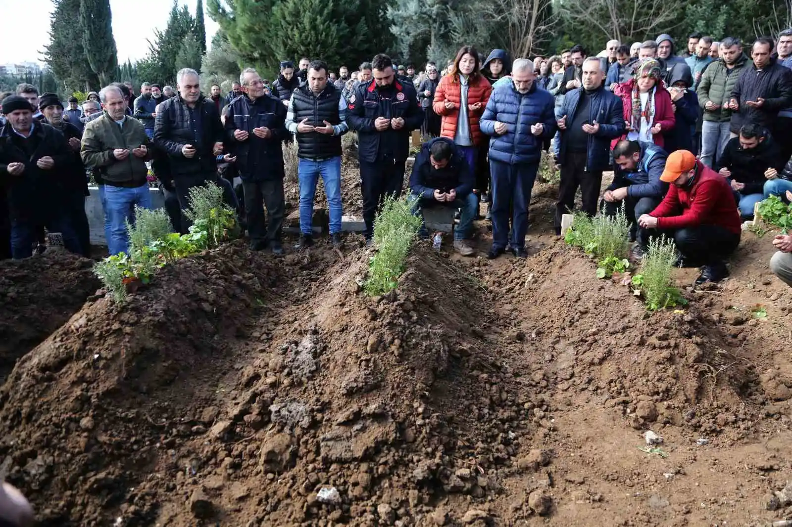 Polis memuru görevli olduğu için kurtuldu, tüm ailesini kaybetti
