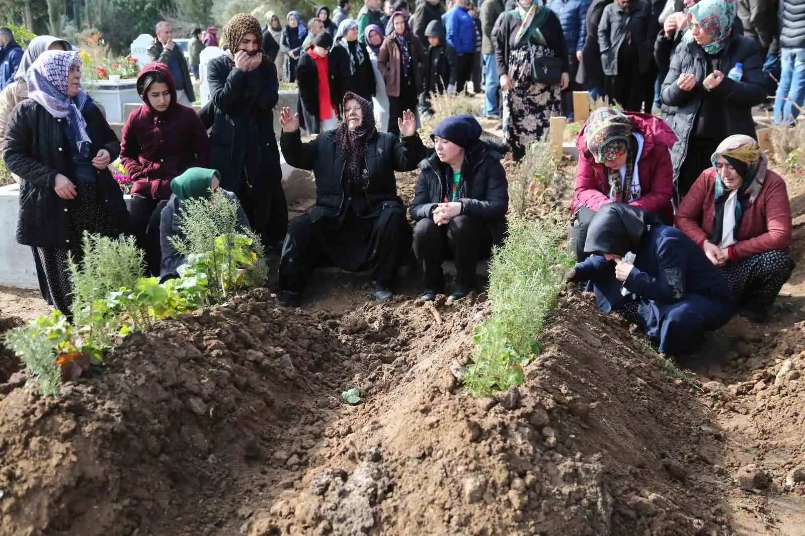 Polis memuru görevli olduğu için kurtuldu, tüm ailesini kaybetti
