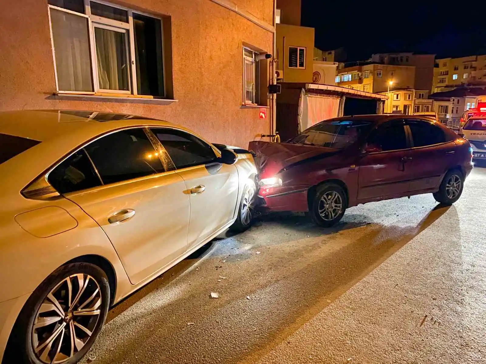 Polisten kaçan sürücü park halindeki milyonluk otomobile çarptı
