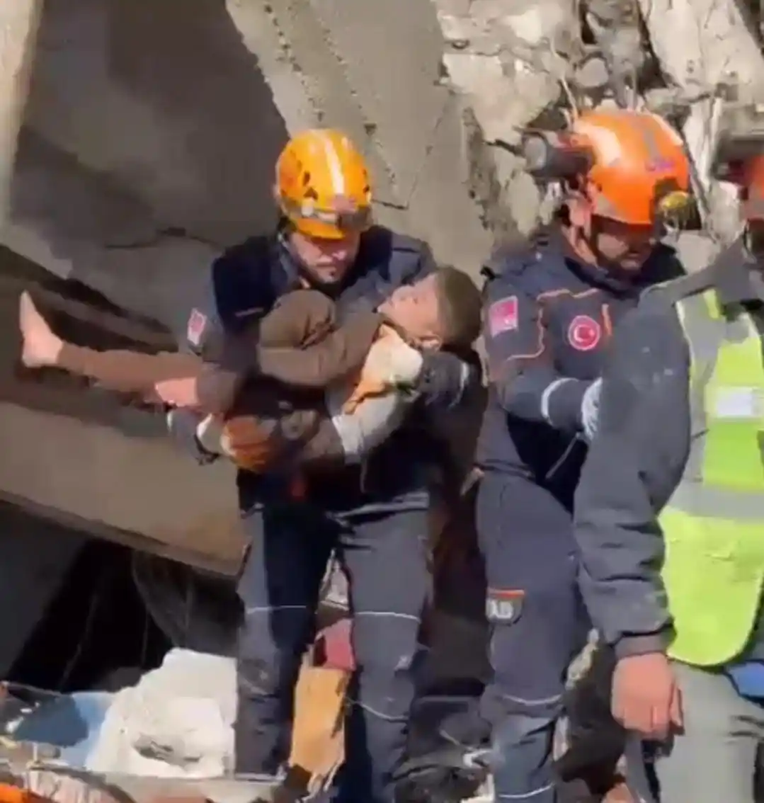 Rize'den deprem bölgelerine giden ekip 10 kişiyi enkazdan sağ çıkardı
