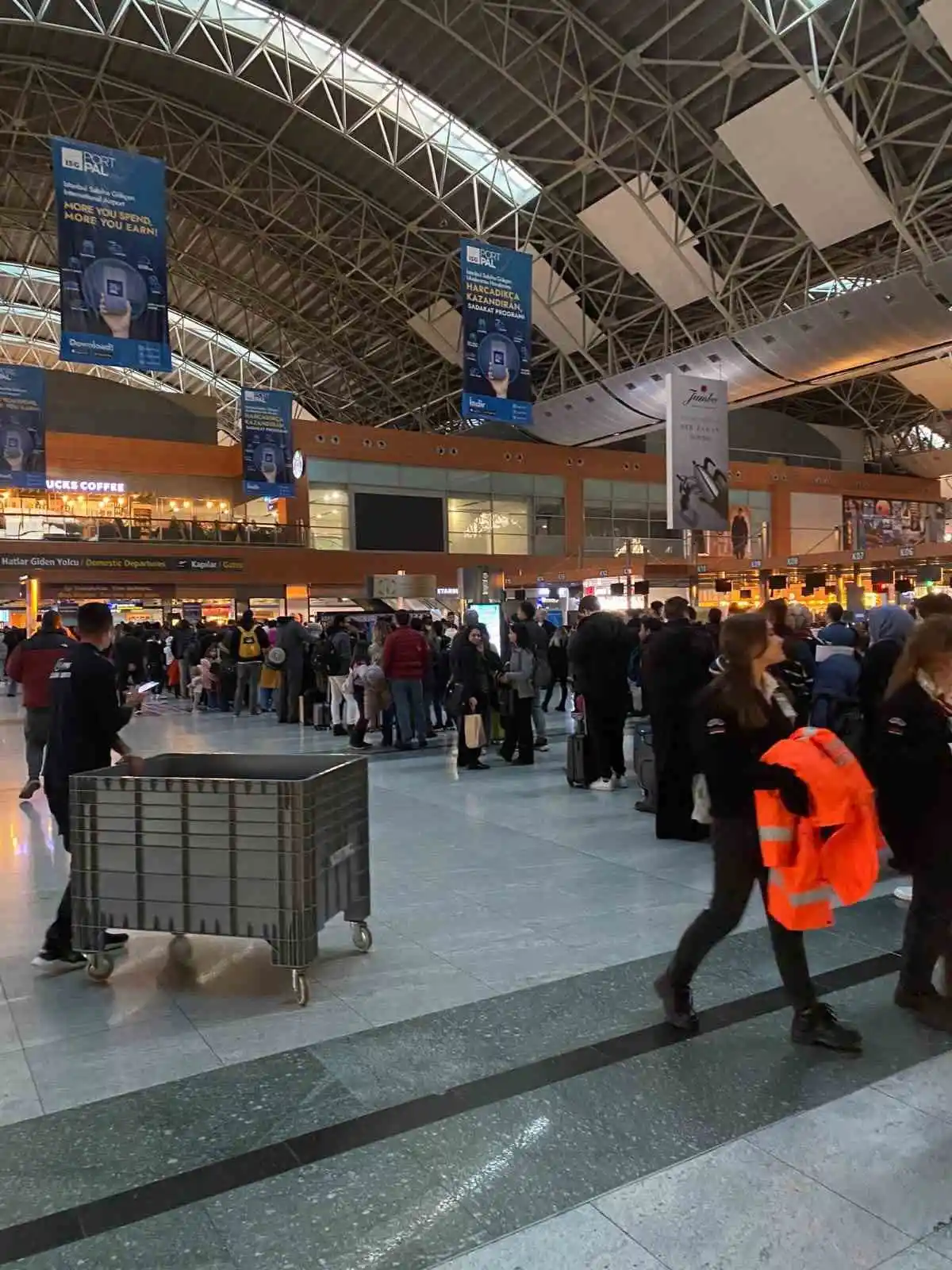 Sabiha Gökçen Havalimanı’nda elektrik kesintisi yaşandı
