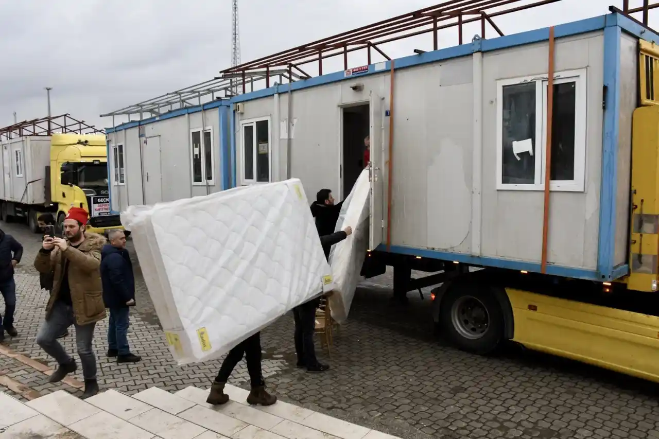 Samsun’daki AFAD konteynerleri deprem bölgesine sevk ediliyor
