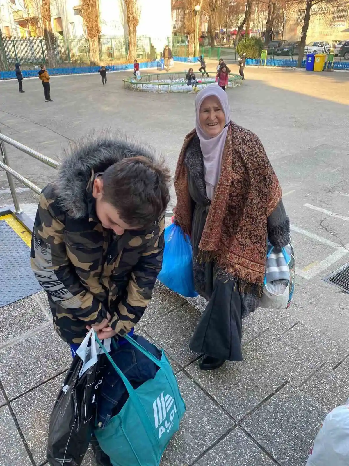 Saraybosnalı çocuklar depremin acısını resmetti
