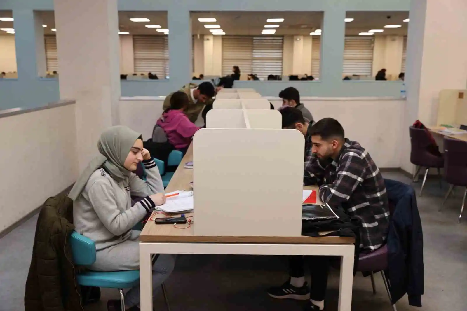 Şems-i Sivasi Kütüphanesi ziyaretçi akınına uğradı
