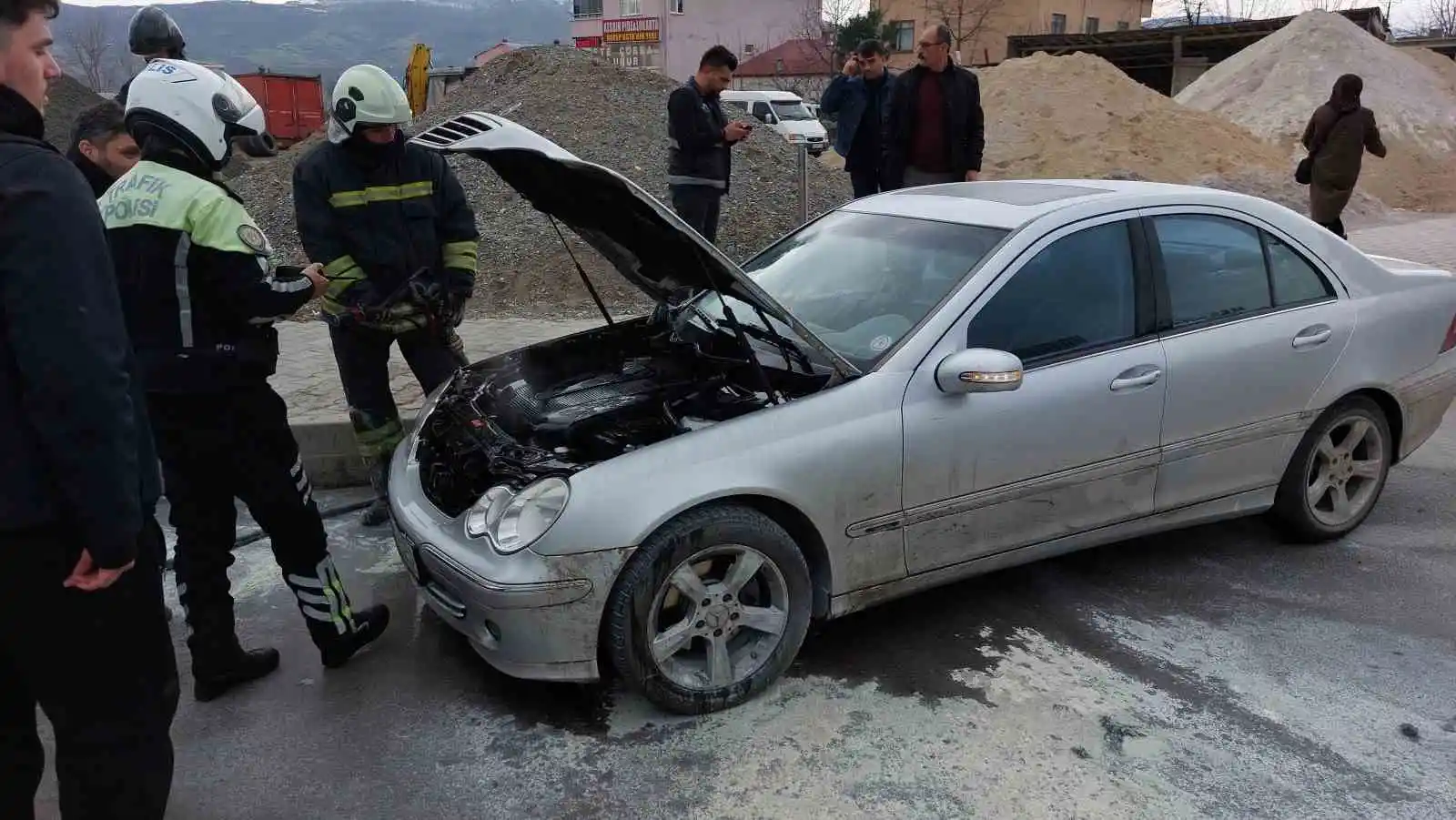 Seyir halindeki otomobilde yangın çıktı
