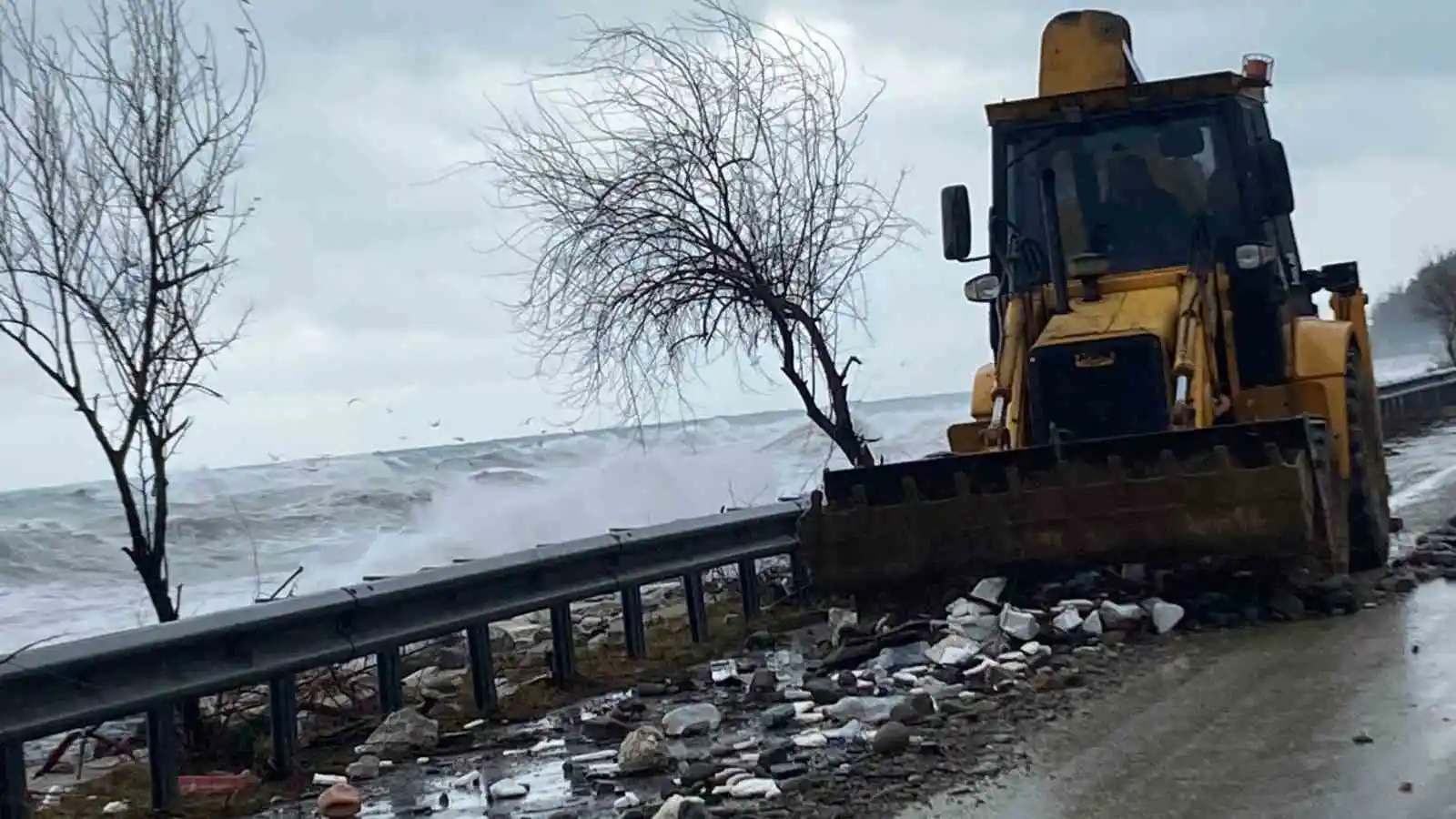 Sinop’ta 3 metrelik dev dalgalar yola taştı
