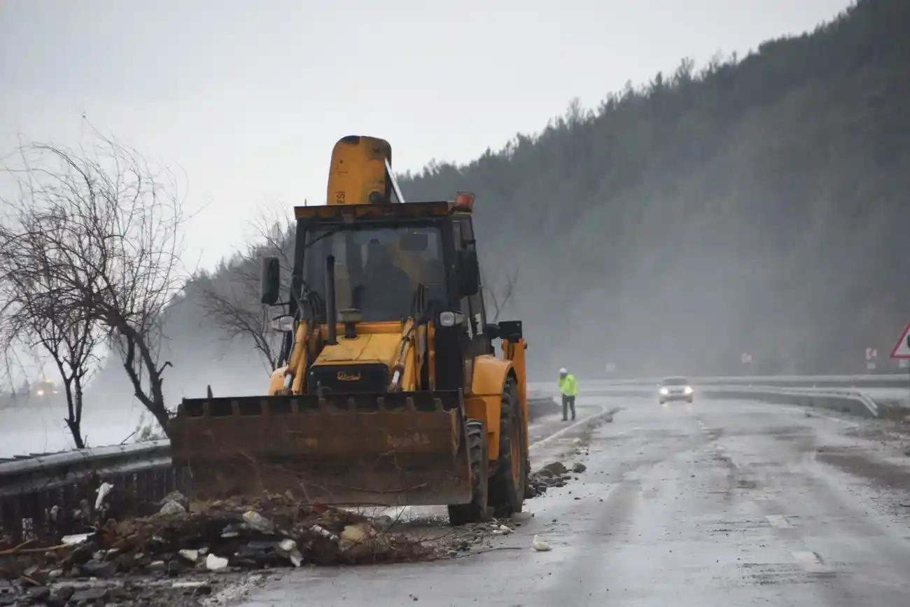 Sinop’ta 3 metrelik dev dalgalar yola taştı
