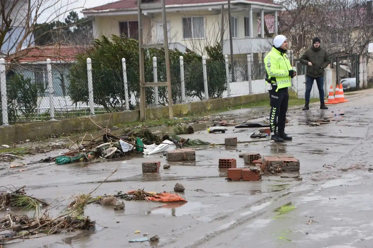 Sinop’ta 3 metrelik dev dalgalar yola taştı
