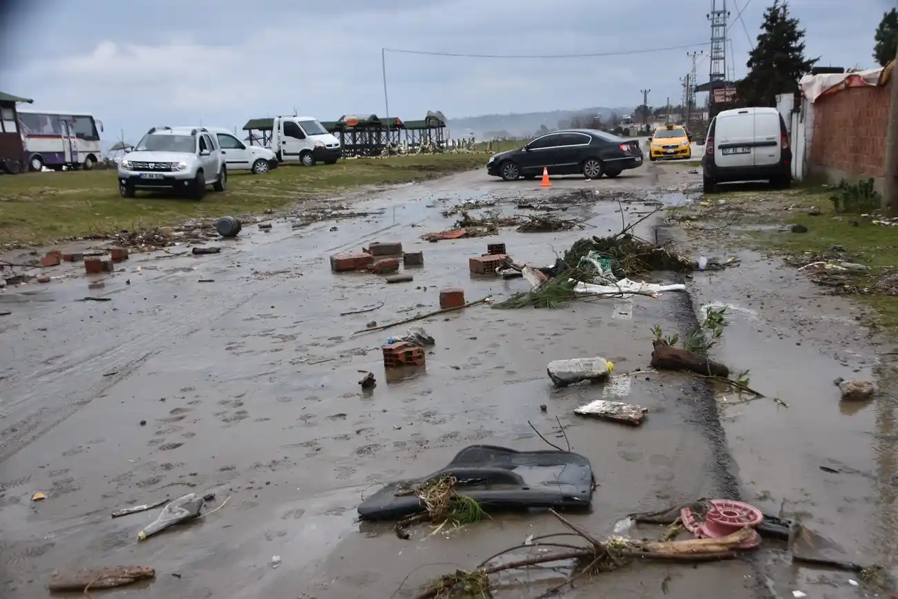 Sinop’ta 3 metrelik dev dalgalar yola taştı
