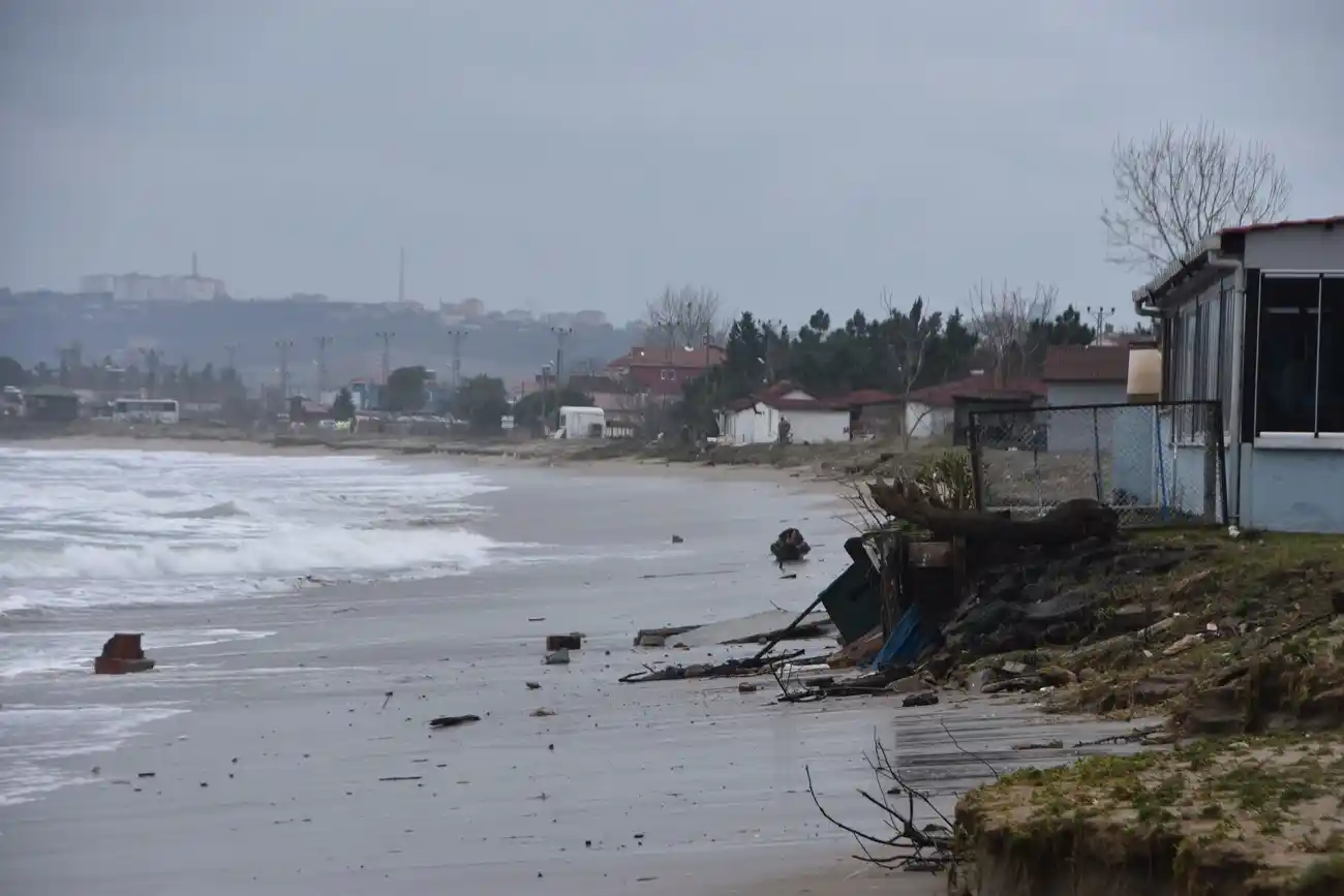 Sinop’ta 3 metrelik dev dalgalar yola taştı
