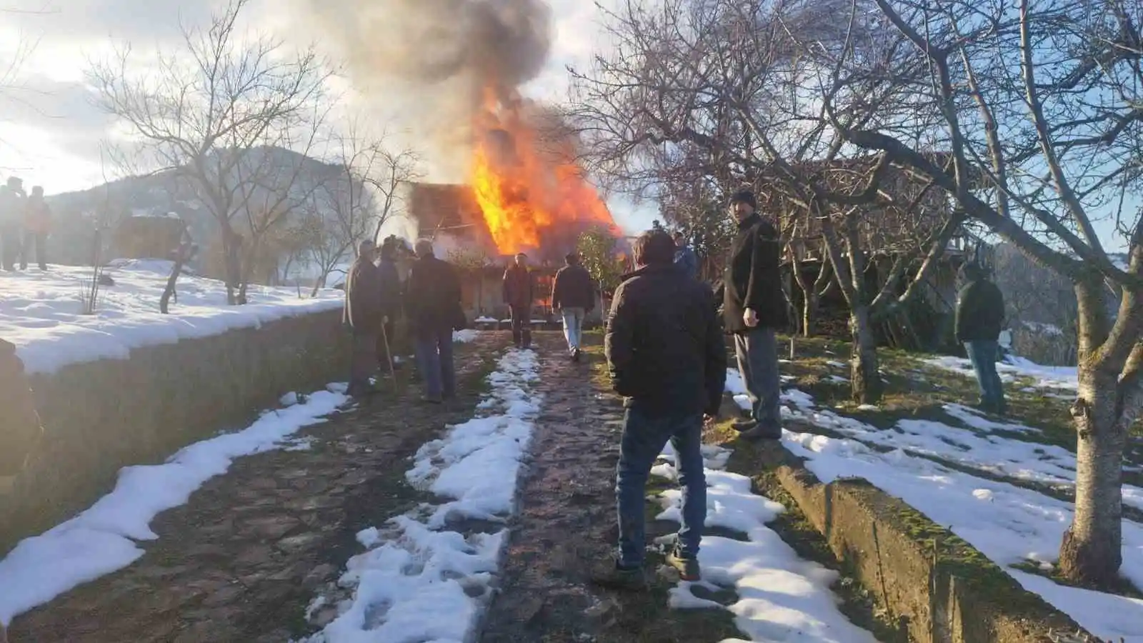 Şömineden çıkan yangın villayı küle çevirdi
