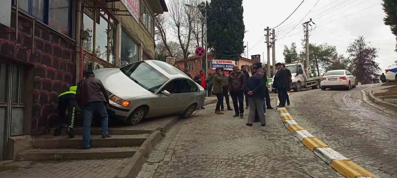 Sürücü el frenini çekmeyi unuttu, facianın eşiğinden dönüldü
