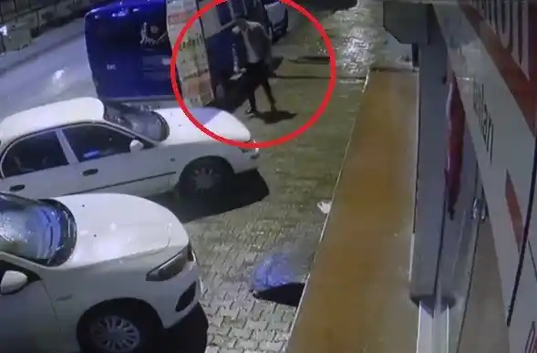 Tabancayı gizlerken önce güvenlik kameralarına sonra polise yakalandı
