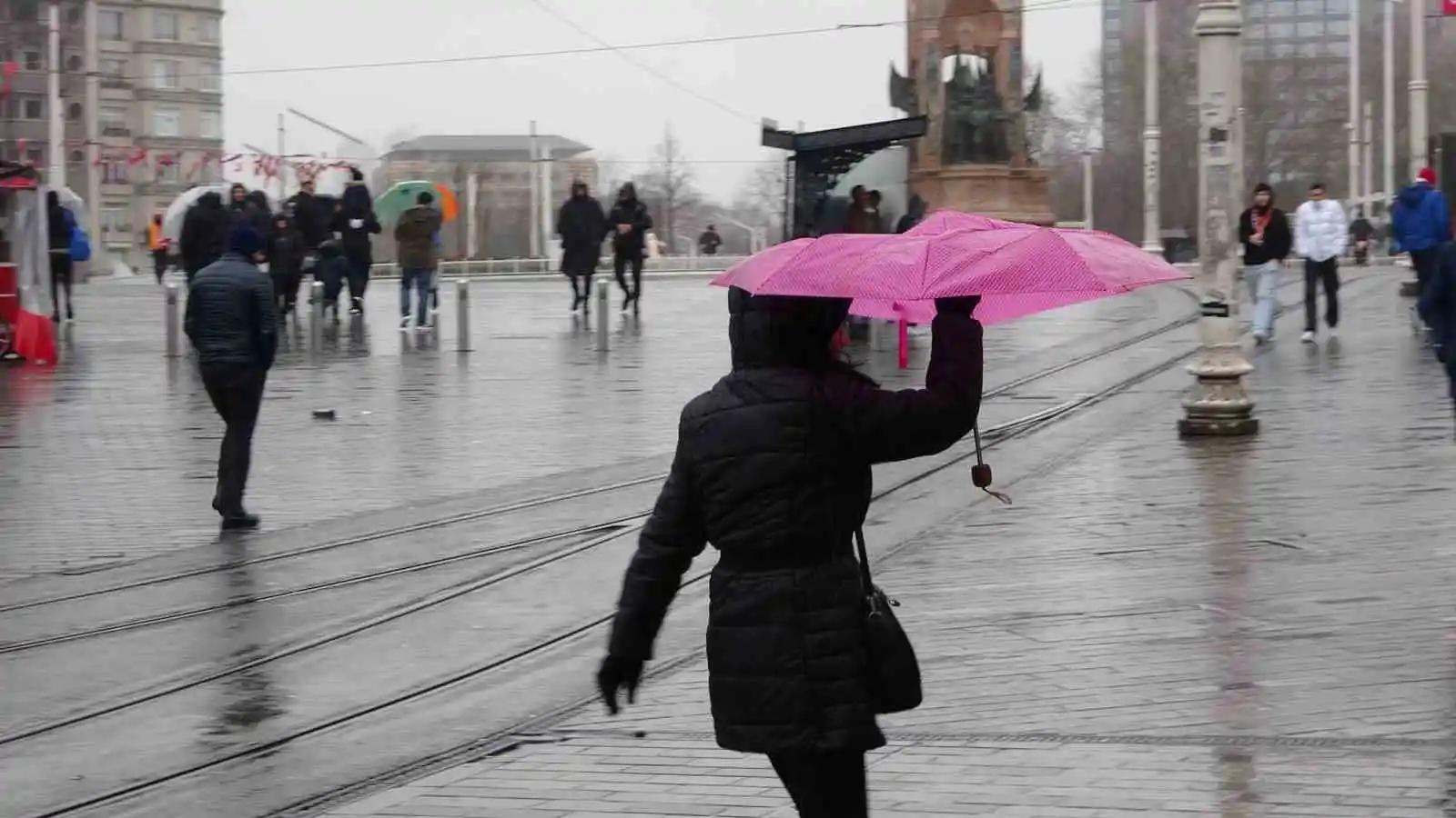 Taksim'de kuvvetli rüzgar ile yağış vatandaşlara zor anlar yaşattı
