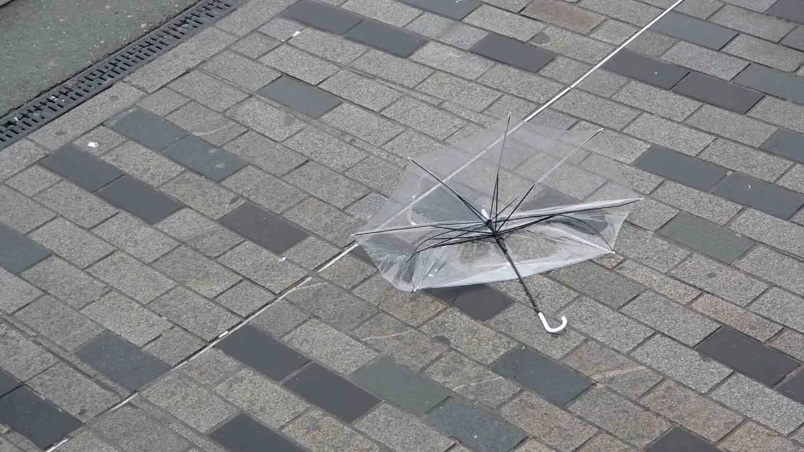 Taksim’de kuvvetli rüzgar ile yağış vatandaşlara zor anlar yaşattı

