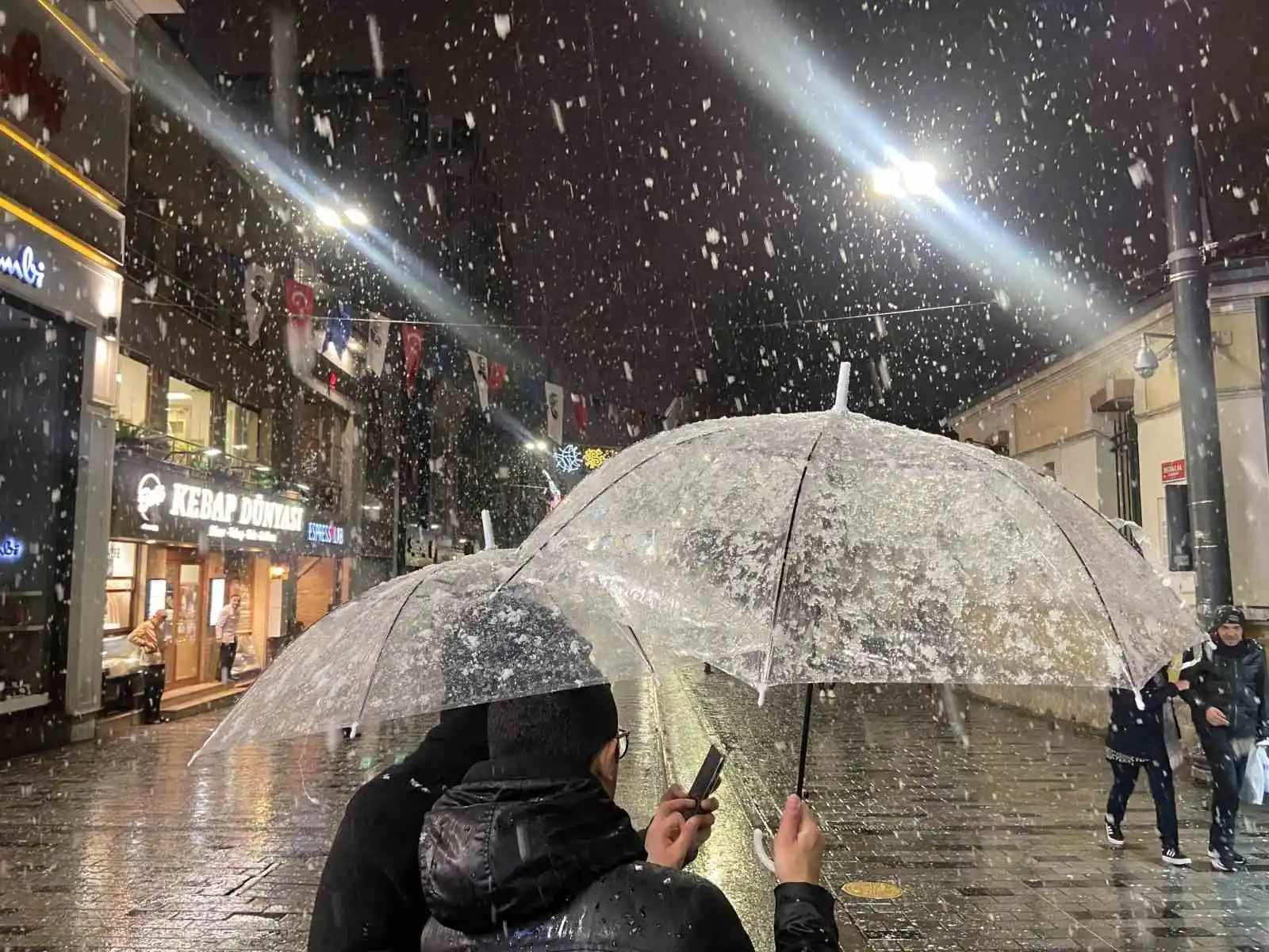 Taksim’de yılın il karı lapa lapa yağdı
