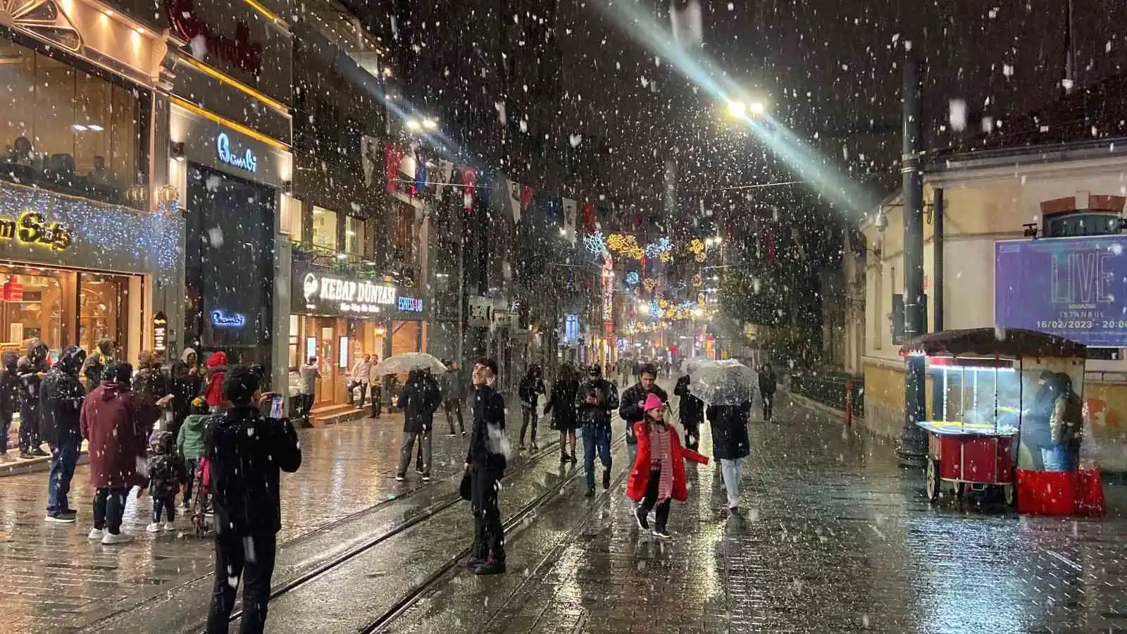 Taksim’de yılın il karı lapa lapa yağdı
