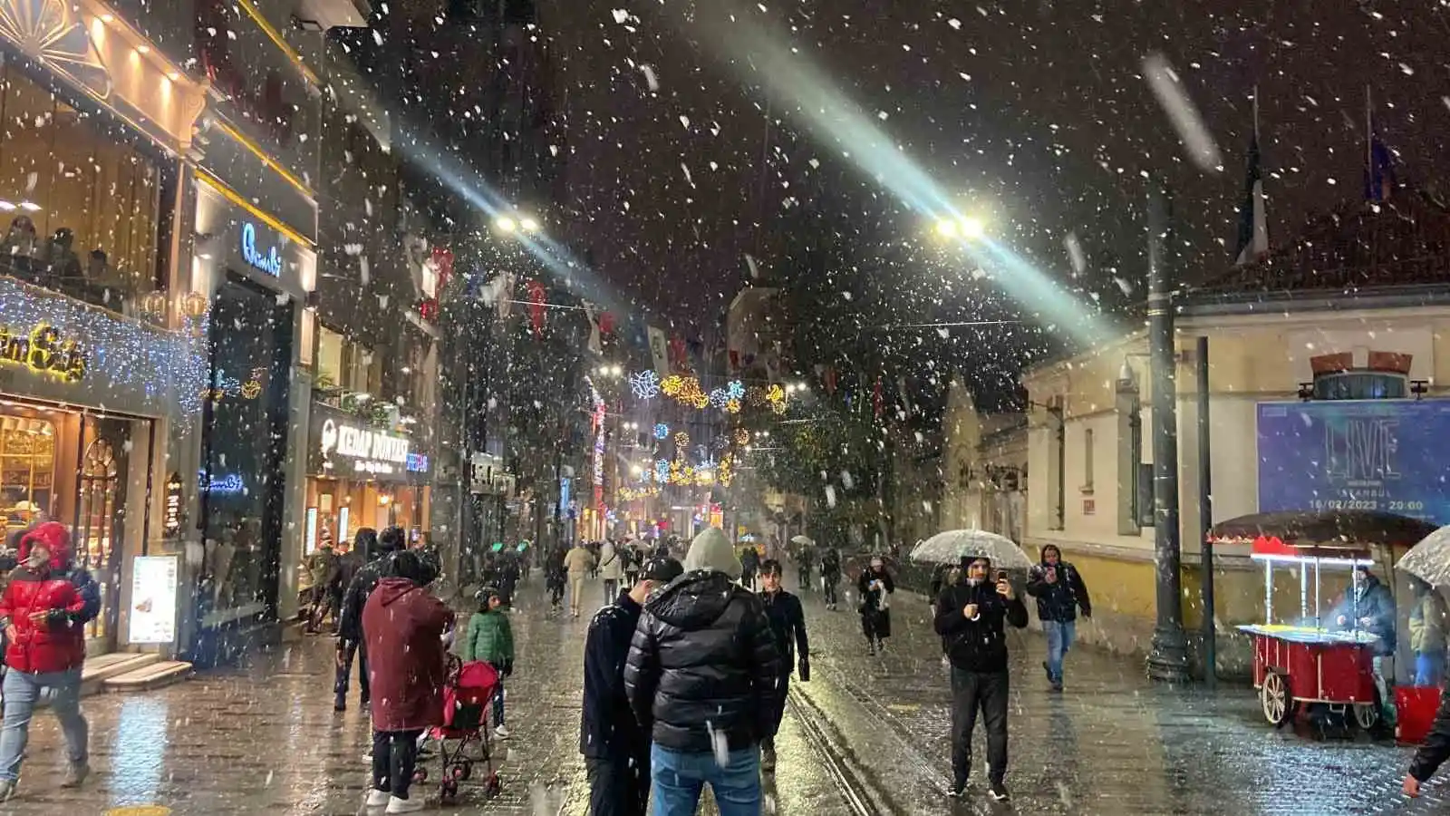 Taksim’de yılın il karı lapa lapa yağdı
