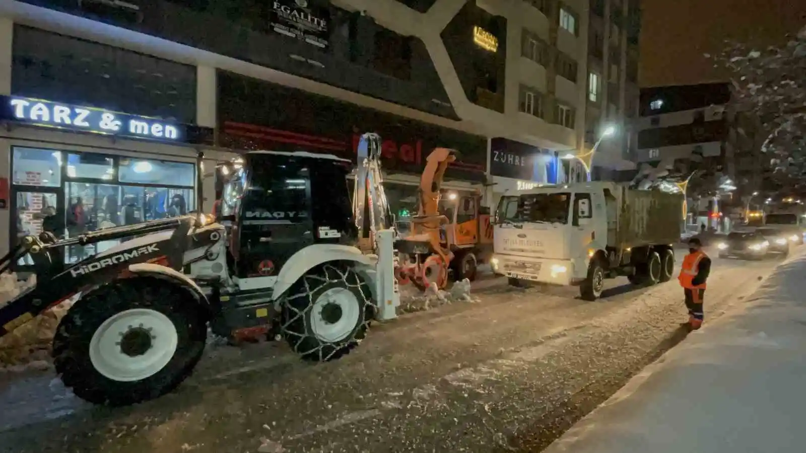 Tatvan’da karla mücadele çalışmaları aralıksız sürüyor
