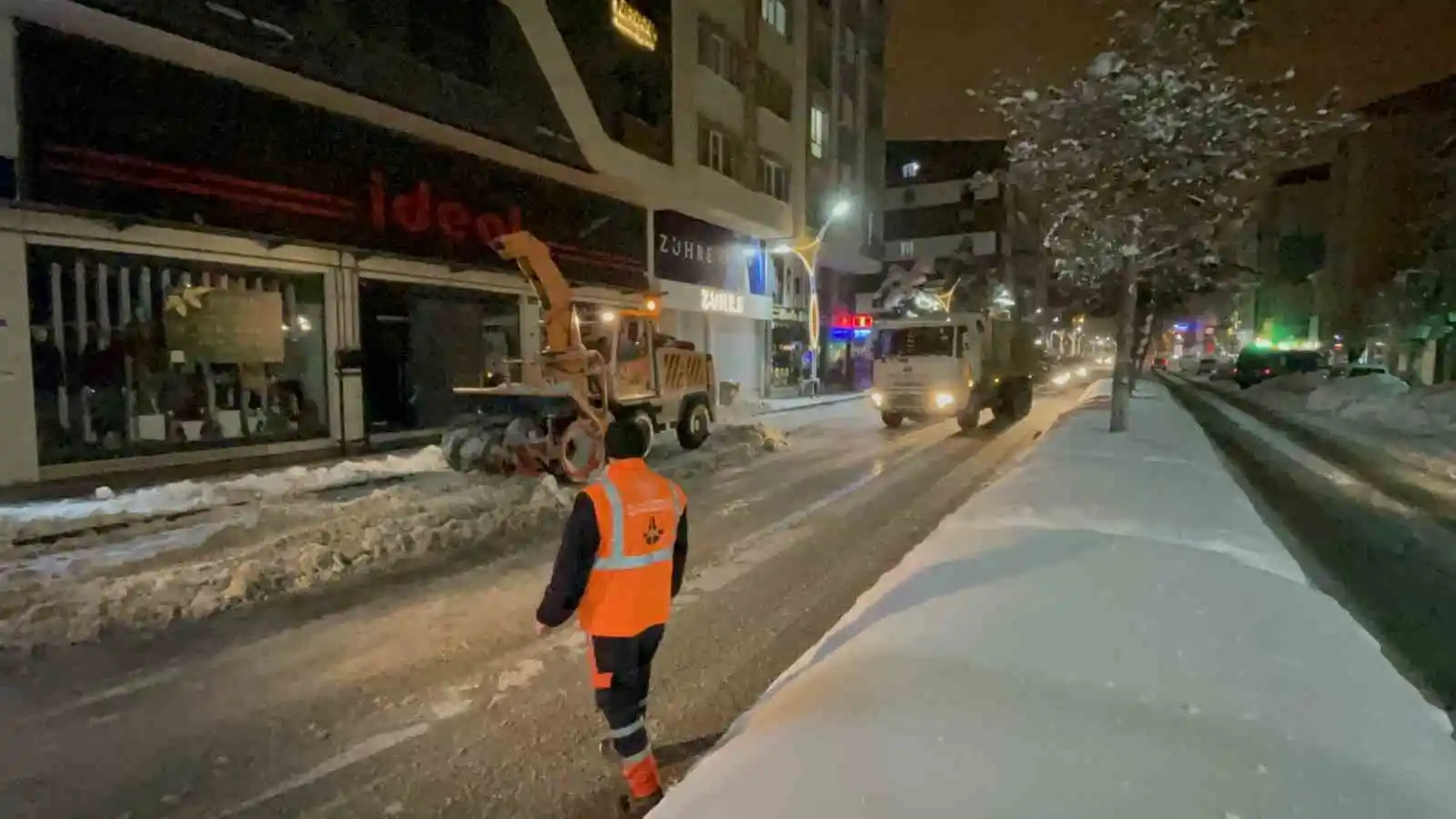 Tatvan’da karla mücadele çalışmaları aralıksız sürüyor
