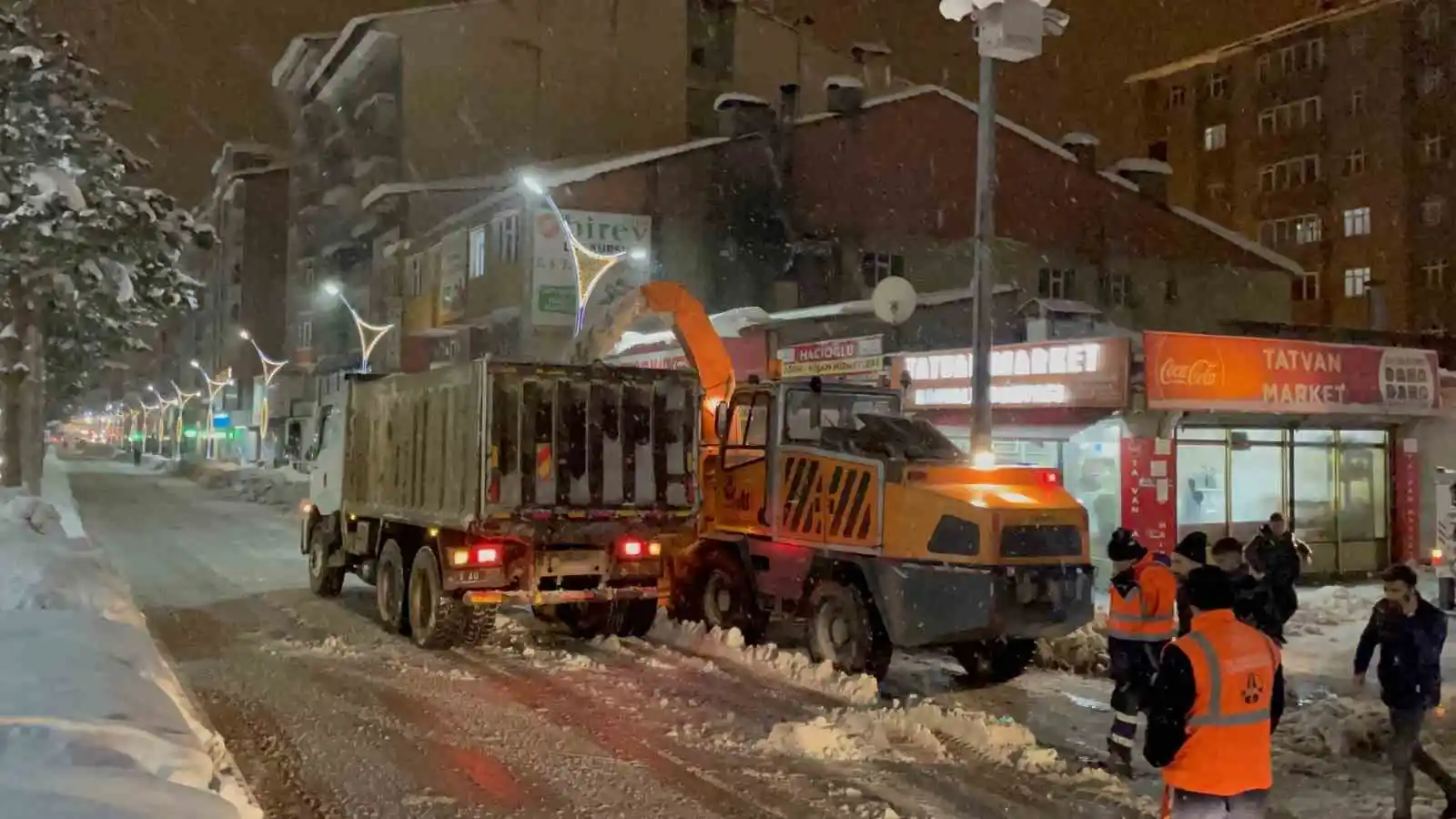 Tatvan’da karla mücadele çalışmaları aralıksız sürüyor
