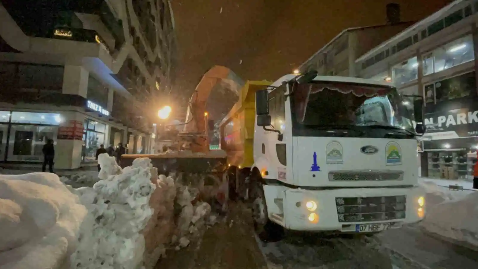 Tatvan’da karla mücadele çalışmaları aralıksız sürüyor
