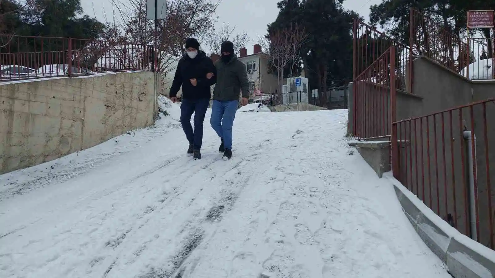 Tekirdağ beyaz örtüyle kaplandı: Eğitime kar engeli
