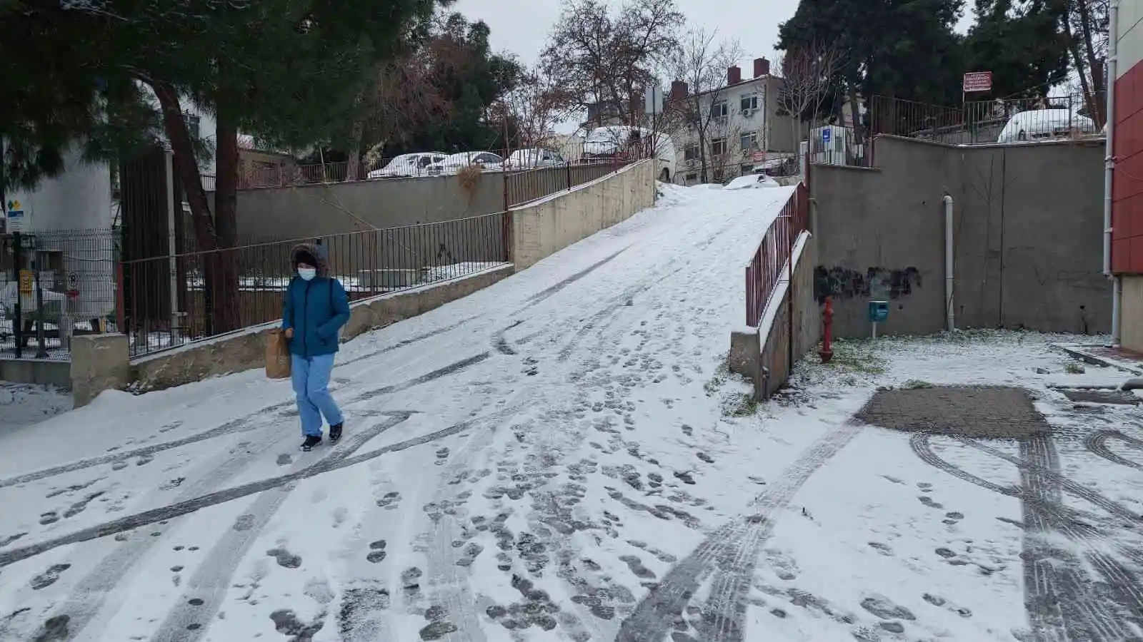 Tekirdağ beyaz örtüyle kaplandı: Eğitime kar engeli
