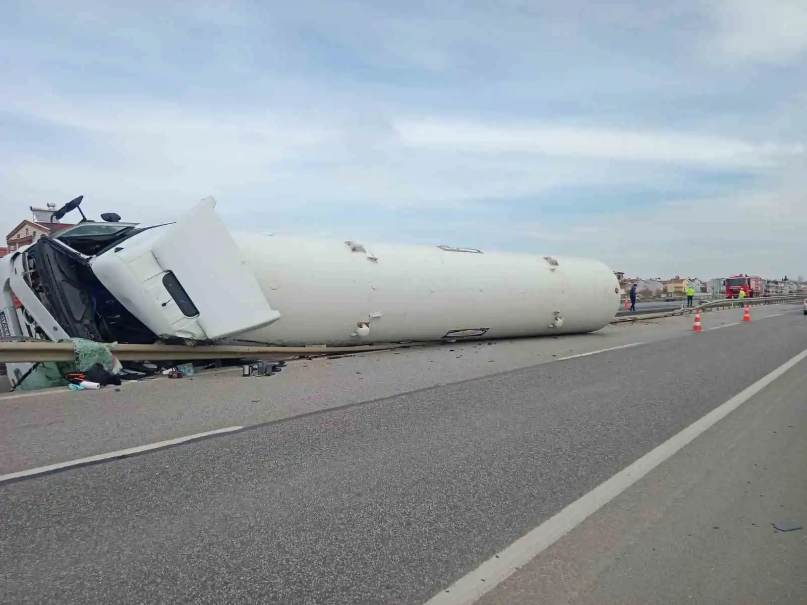 Tekirdağ'da doğalgaz yüklü tanker devrildi: 1 yaralı
