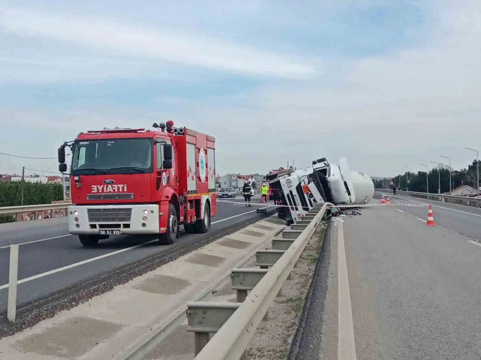 Tekirdağ’da doğalgaz yüklü tanker devrildi: 1 yaralı
