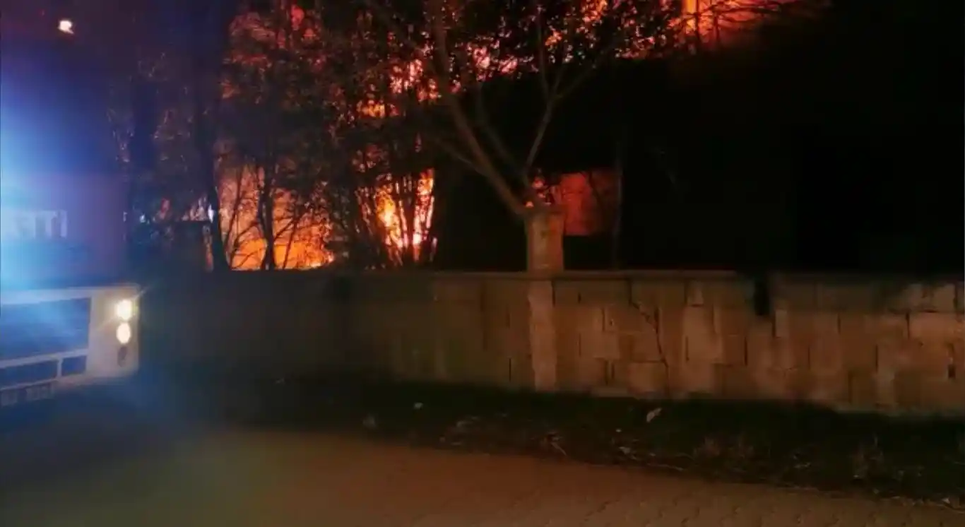 Tekirdağ’da metruk ev alev alev yandı
